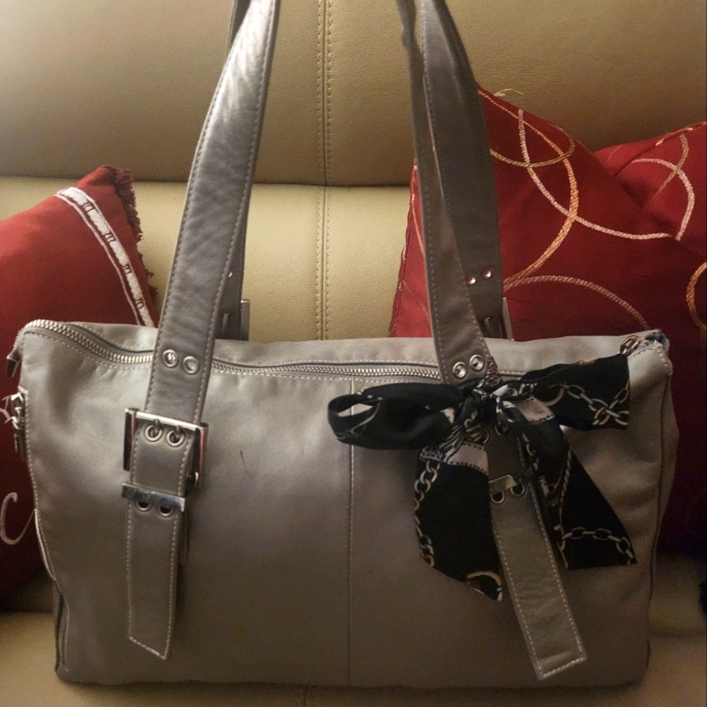 Elegant  Perlina Silver Leather Shoulder Bag EUC